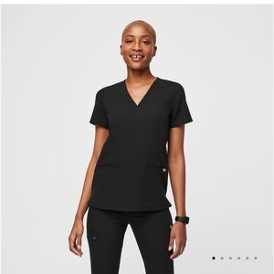 FIGS women's Black
Casma™ - Three-Pocket Scrub Top